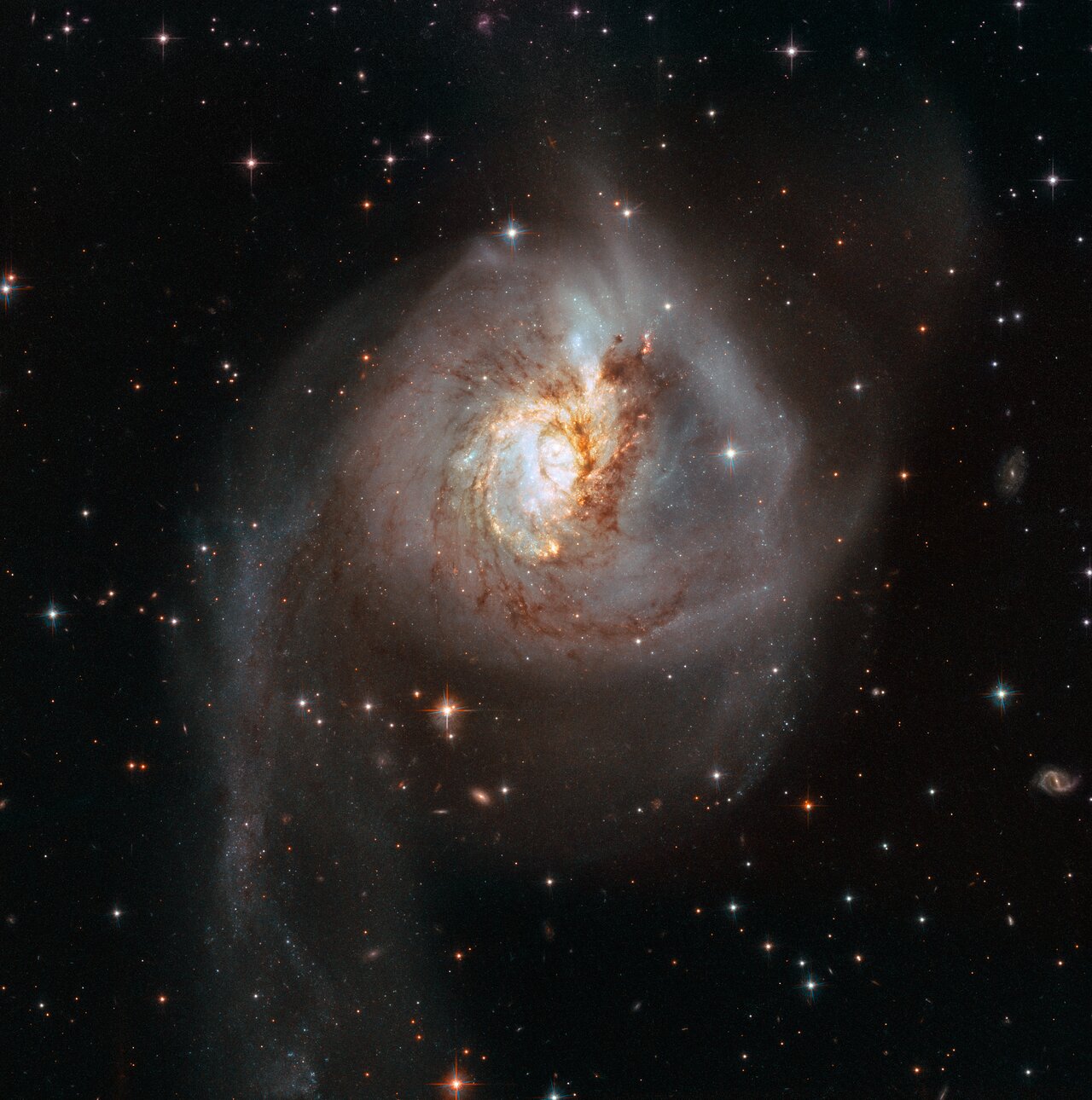 2つの銀河の合体現場、特異銀河NGC 3256 ハッブル宇宙望遠鏡が撮影
