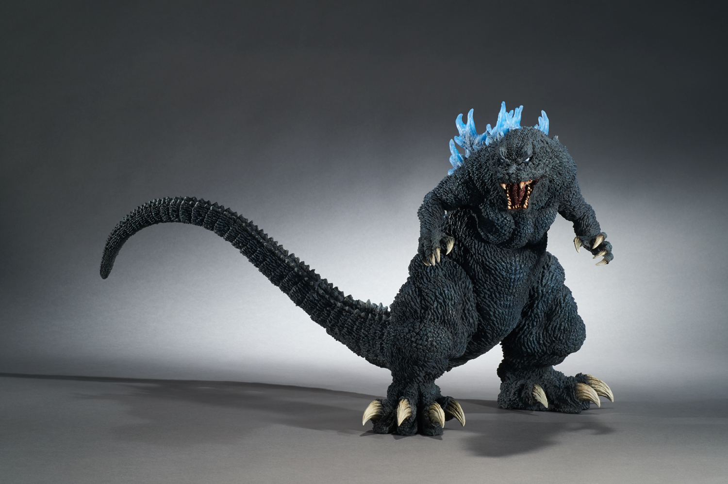 ゴジラ」(2001)が約38cm×約78cmの巨大フィギュアで登場|バンダイナムコ