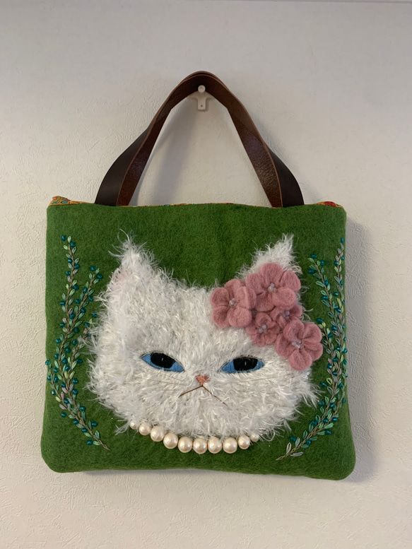 白猫さん刺繍 羊毛フェルト生地のバッグ ハンドバッグ はなひなこ 通販