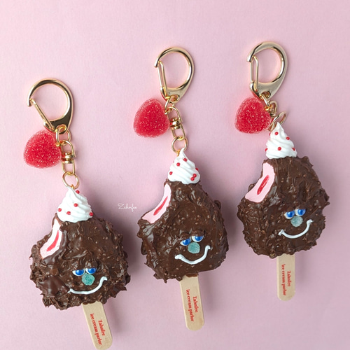 チョコクランチアイスさんキーホルダー(ストロベリー) ブローチ