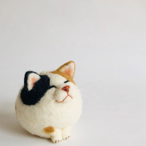 ころころまん丸 羊毛フェルトのころころ猫 三毛 羊毛フェルト 羊の