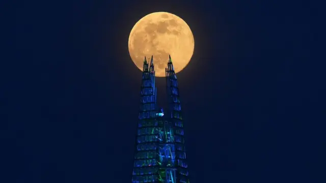 写真で見る】 巨大満月「ピンクムーン」、世界各地で夜空を照らす