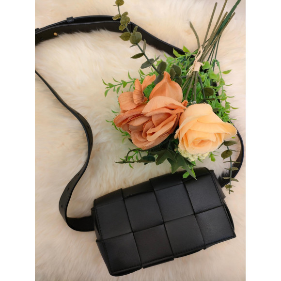 どんなスタイルでも合わせやすい、BOTTEGA VENETAカセットベルトバッグ