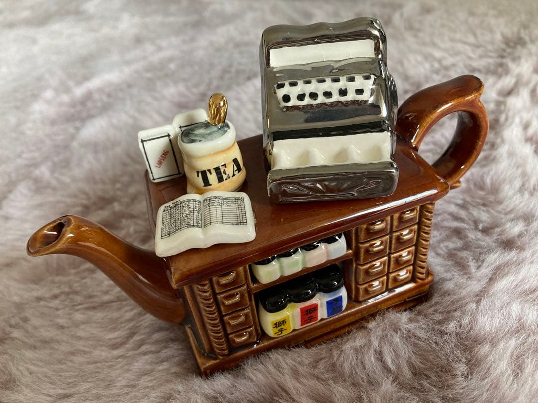 【イギリスで購入】Paul Cardewミニチュアティーポット Paul Cardew Design Tiny Teapot, Mini Victorian Table, MN180