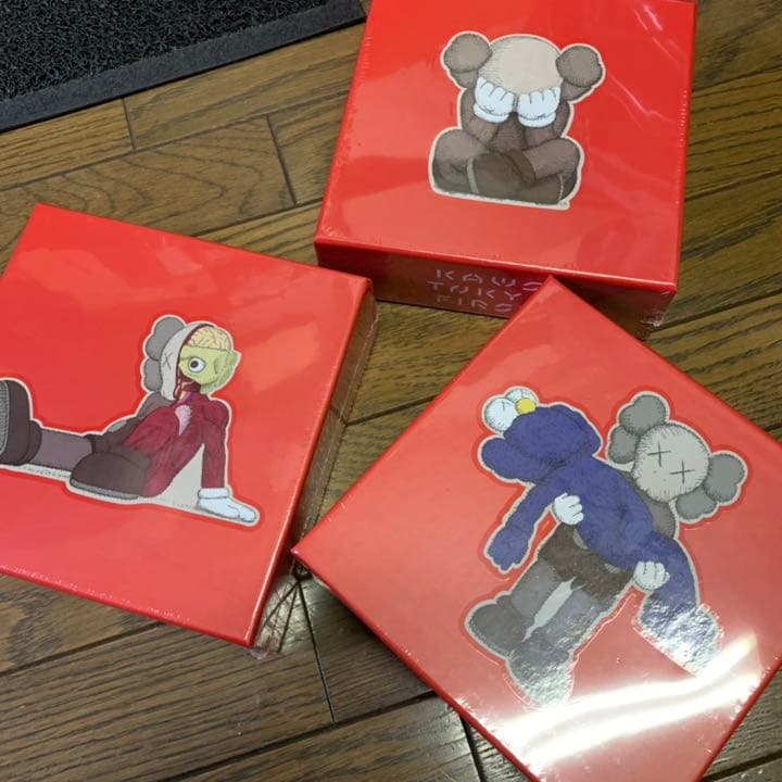 新品 KAWS パズル 3点セット カウズ puzzle MoMA限定、KAWSのオリジナル作品を使用したジグゾーパズル全4種が発売