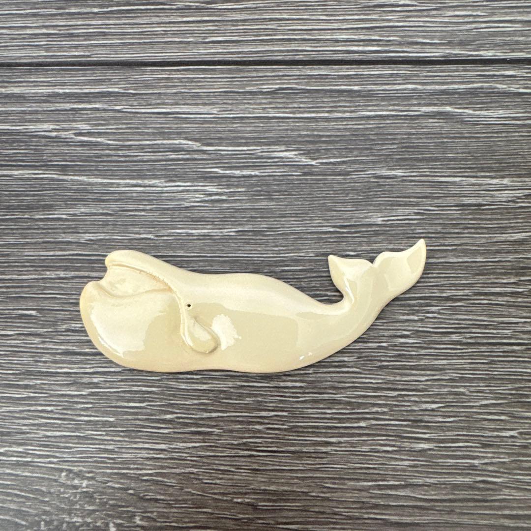 ナンタケットバスケット　カービング　くじら マイケルのカービング、 こちらは大きいサイズで全長105mm。 大きくて