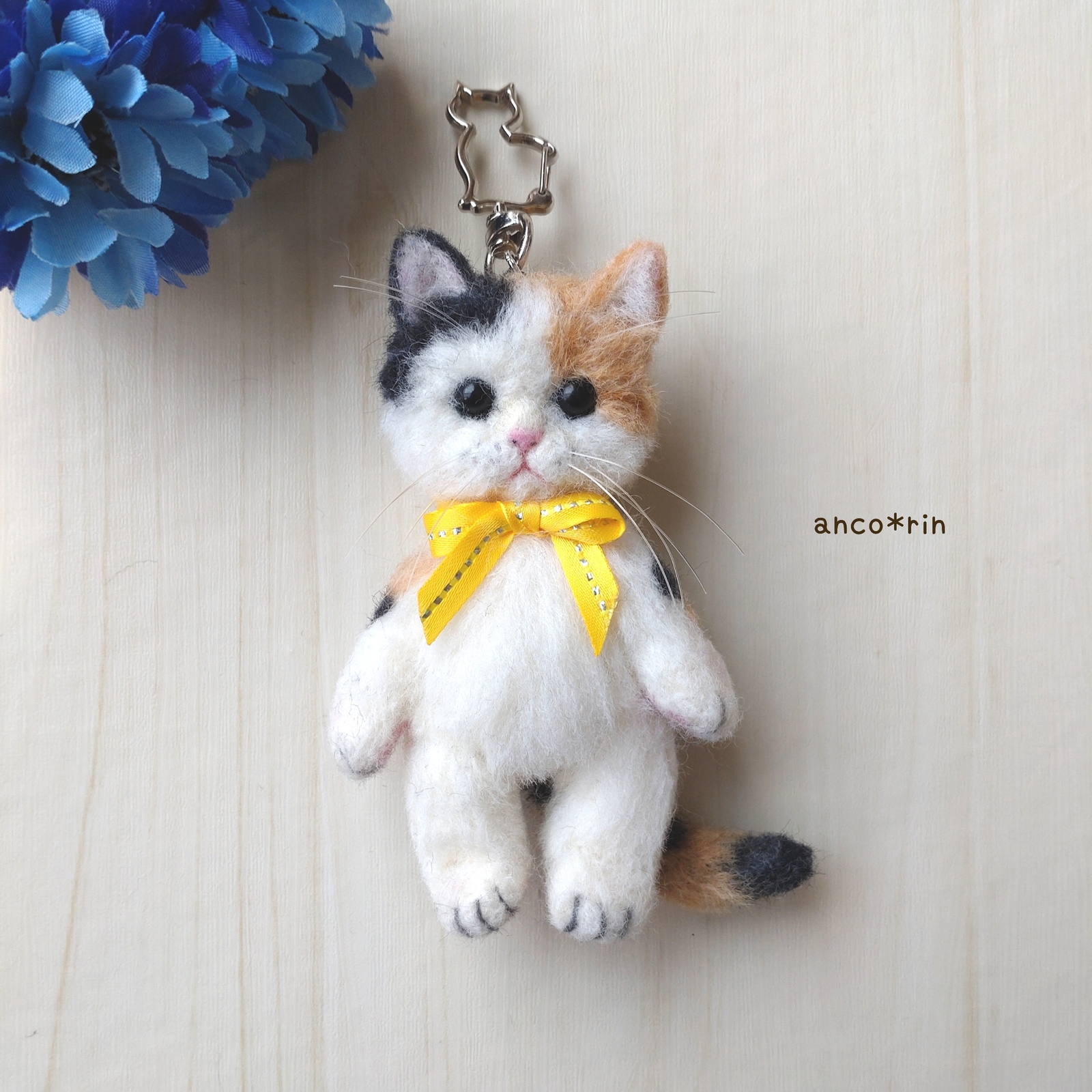 SOUL'd OUT】 羊毛フェルト 猫 三毛猫のキーホルダー - ANCO*RIN'S
